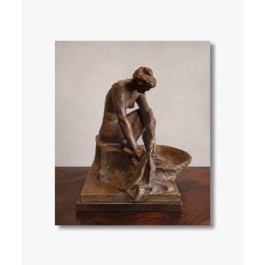 Une grande terre cuite, Femme à sa toilette par Alfred Jean HALOU