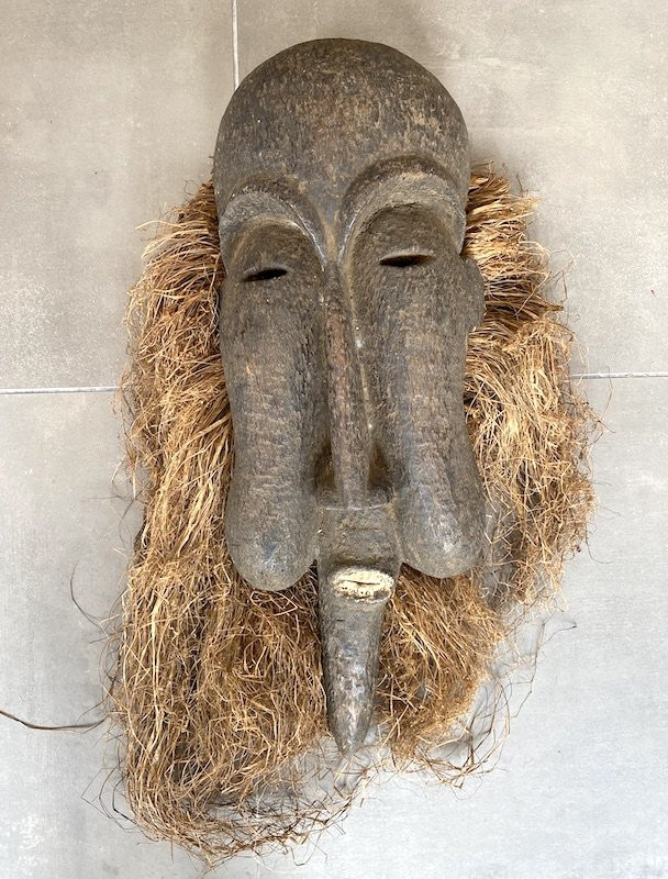 Masque Africain en bois sculpté et raffia-photo-1