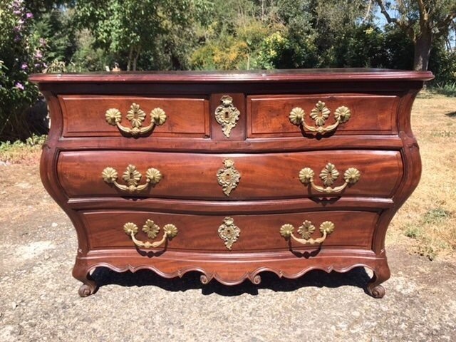 18th Century Bordeaux Chest Of Drawers In Solid Mahogany 