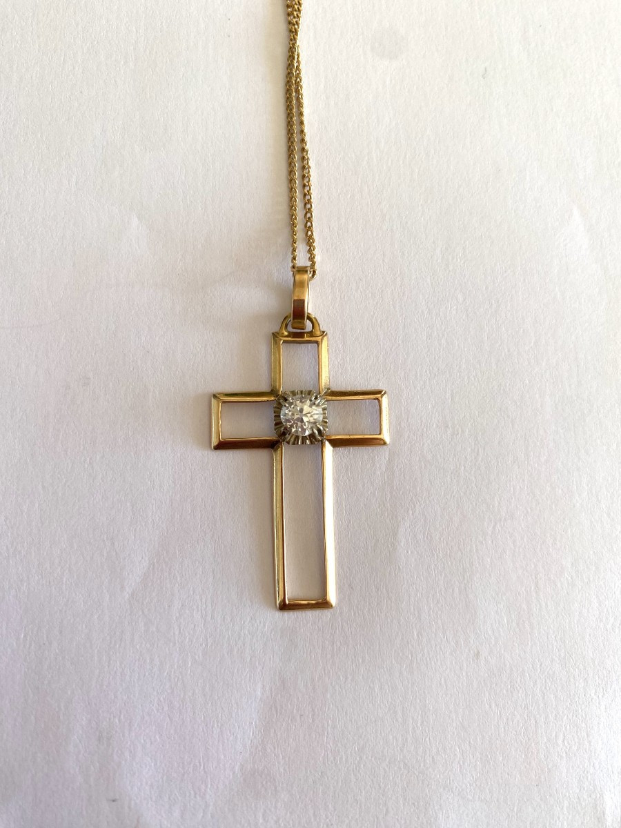 Collier en Or 18 Carats avec Pendentif Croix Sertie d’un Diamant