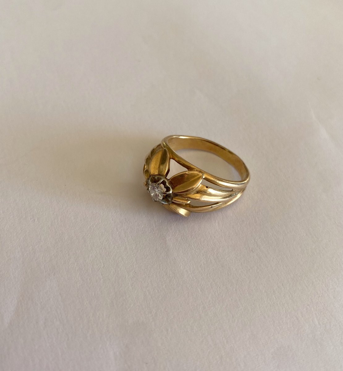 Bague en Or 18 Carats avec motif floral et diamant central-photo-4
