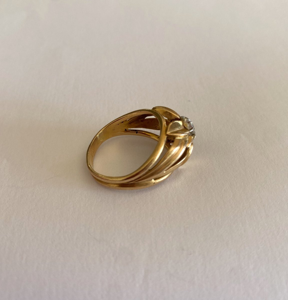 Bague en Or 18 Carats avec motif floral et diamant central-photo-1