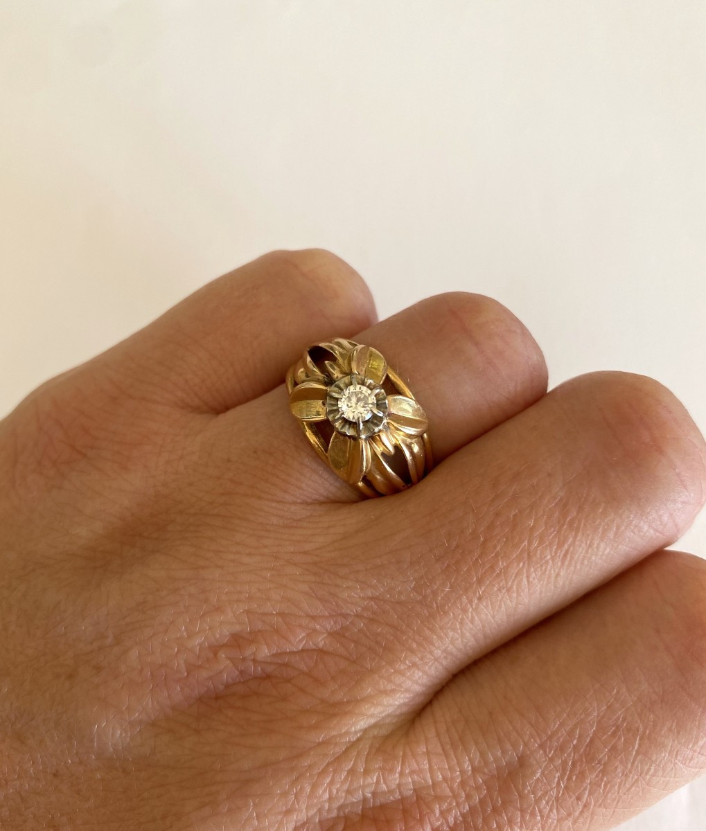 Bague en Or 18 Carats avec motif floral et diamant central