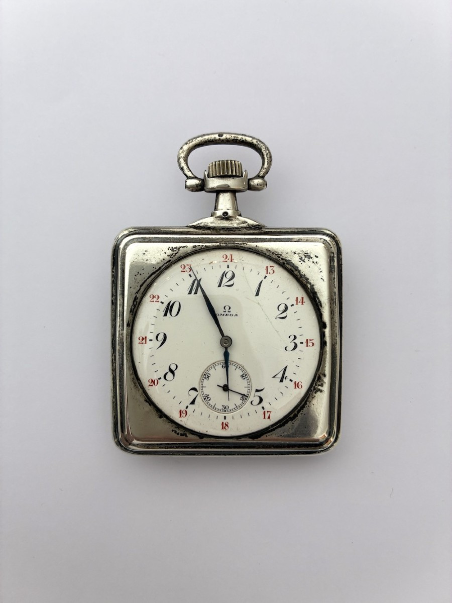 Montre de bureau ou de voyage signée Omega, probablement des années 1920–1930