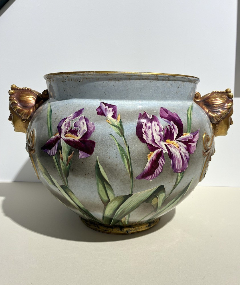 Grand vase en faïence à décor floral