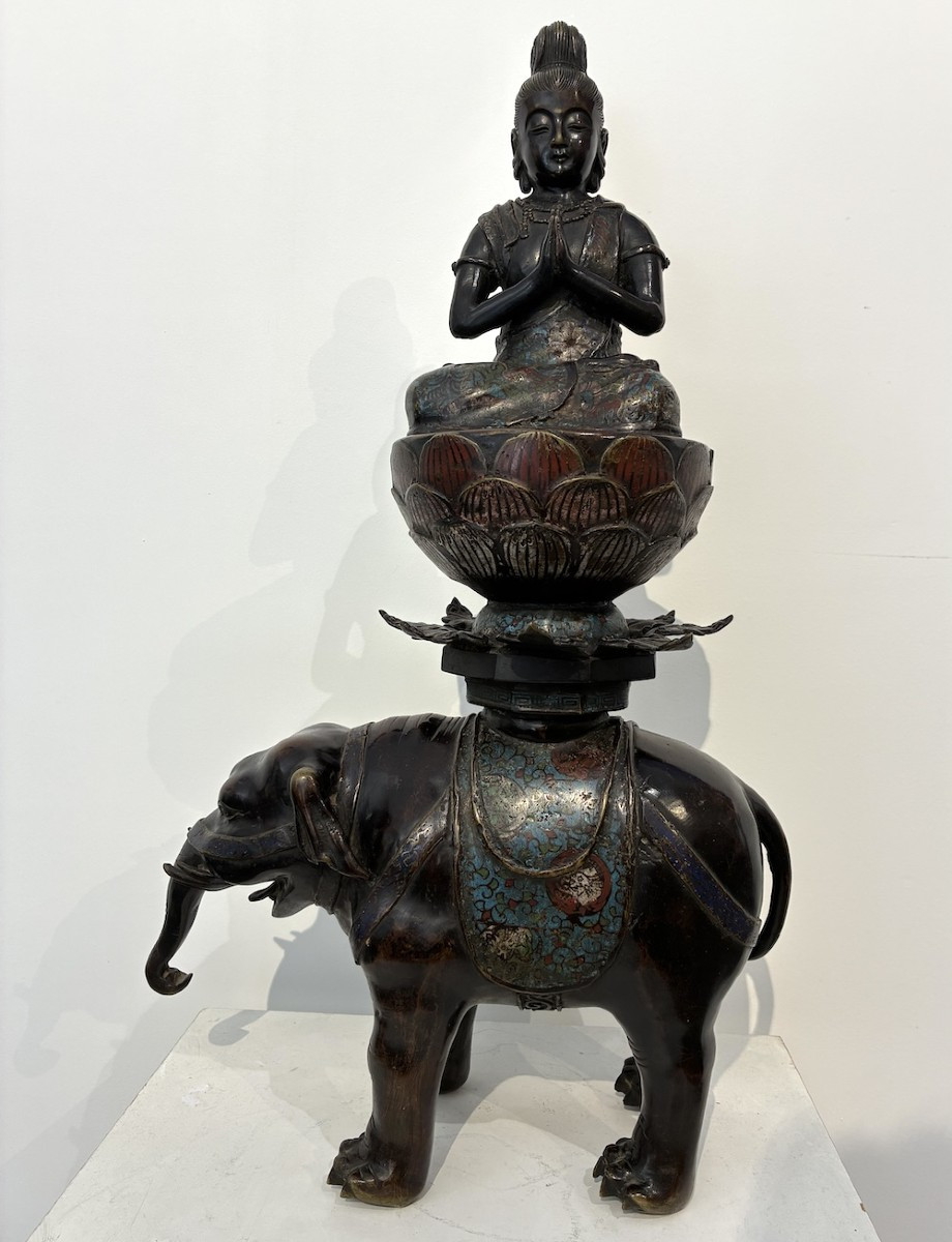 Important okimono en bronze et émaux champlevés – Samantabhadra sur éléphant – 64 cm