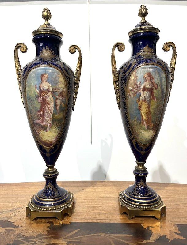 Paire de vases en porcelaine de Sèvres -photo-2
