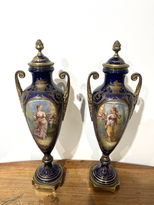 Paire de vases en porcelaine de Sèvres -photo-3