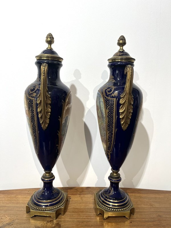 Paire de vases en porcelaine de Sèvres -photo-4