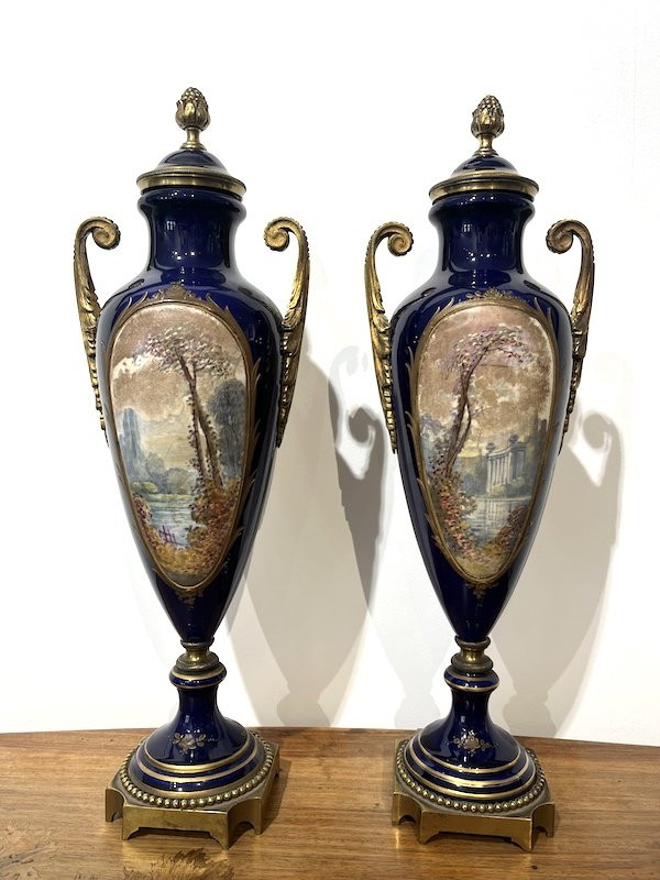 Paire de vases en porcelaine de Sèvres -photo-1