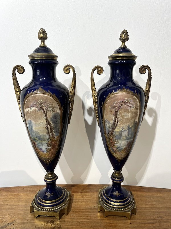 Paire de vases en porcelaine de Sèvres -photo-2