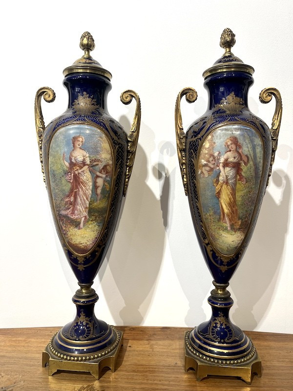 Paire de vases en porcelaine de Sèvres 