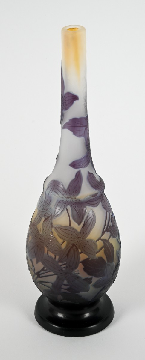 Vase Gallé - Clématites violettes et bleues sur fond jaune