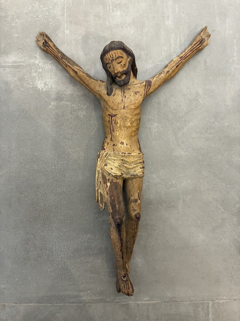 Christ en croix en bois sculpté et polychromé, travail du XVIIᵉ siècle.-photo-2