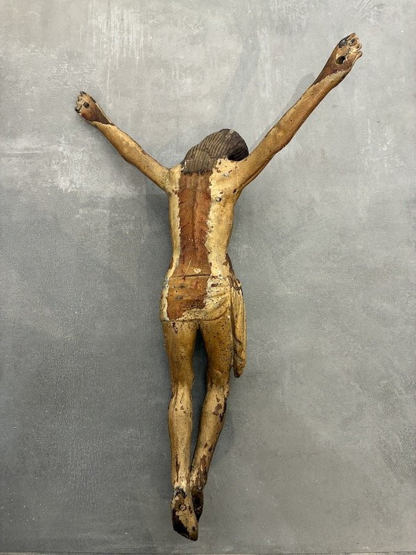 Christ en croix en bois sculpté et polychromé, travail du XVIIᵉ siècle.-photo-3