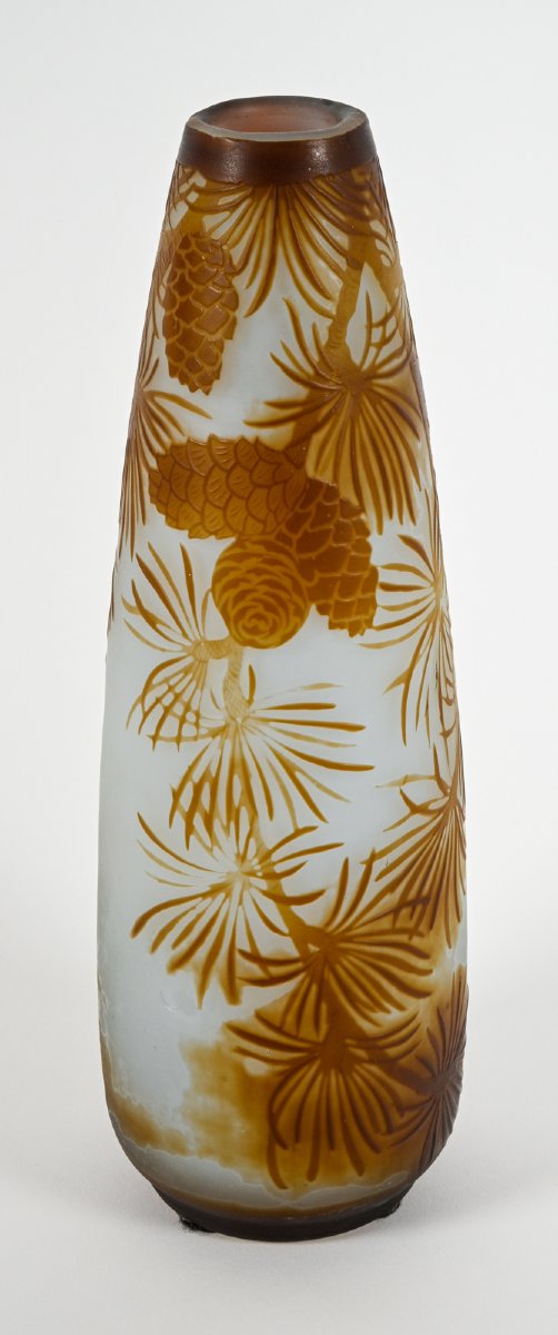 Vase de Gallé à décor de pins - tabac sur fond bleu clair