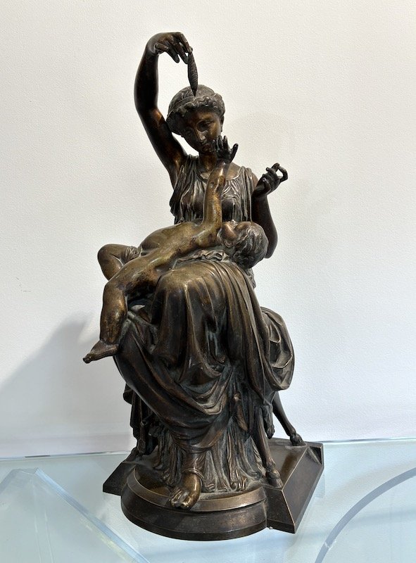Groupe sculpté ancien "Femme à l'enfant" –  bronze-photo-1