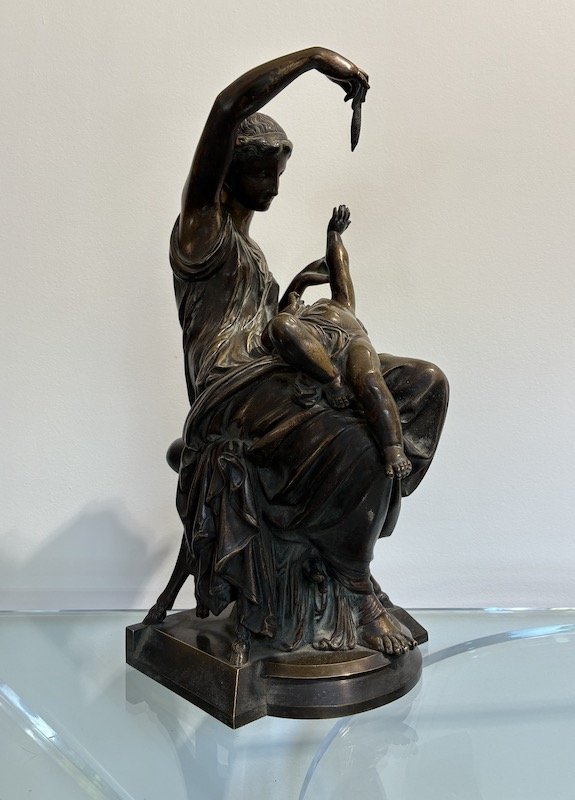 Groupe sculpté ancien "Femme à l'enfant" –  bronze