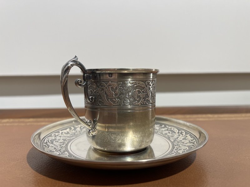Tasse et sous-tasse en argent massif – superbe décor ciselé