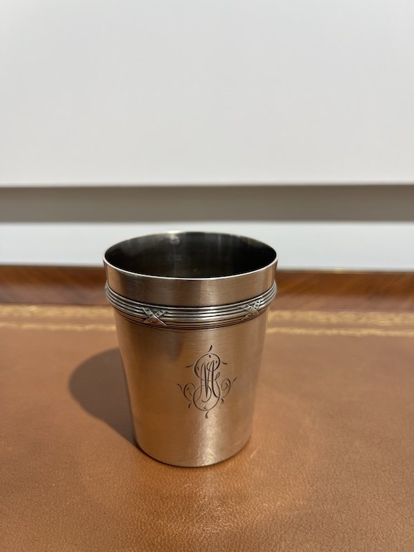 Timbale ancienne – décor ciselé et monogramme