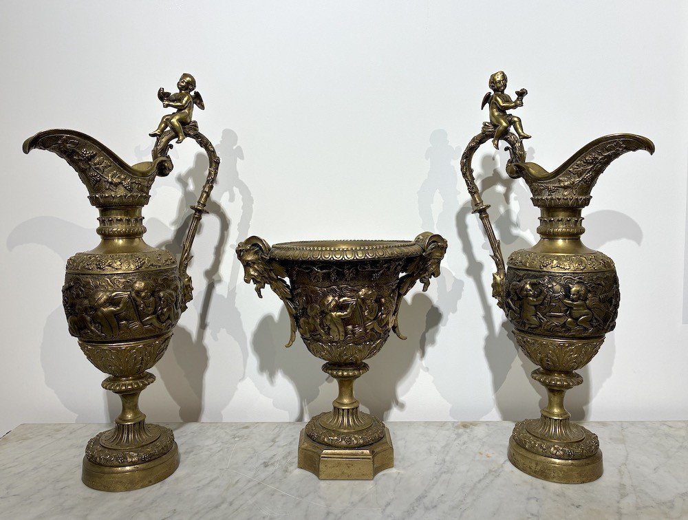 Garniture en bronze doré – Paire d’aiguières et vase 