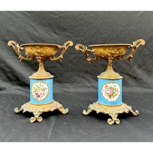 Paire de coupes décoratives en bronze doré et porcelaine de Sèvres