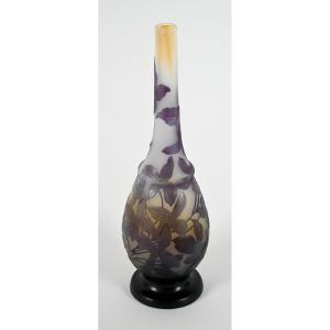 Vase Gallé - Clématites violettes et bleues sur fond jaune