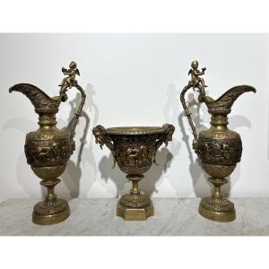 Garniture en bronze doré – Paire d’aiguières et vase