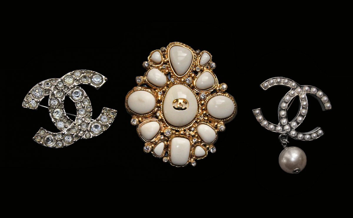 Chanel Suite Of Three Stamped Brooches-photo-2