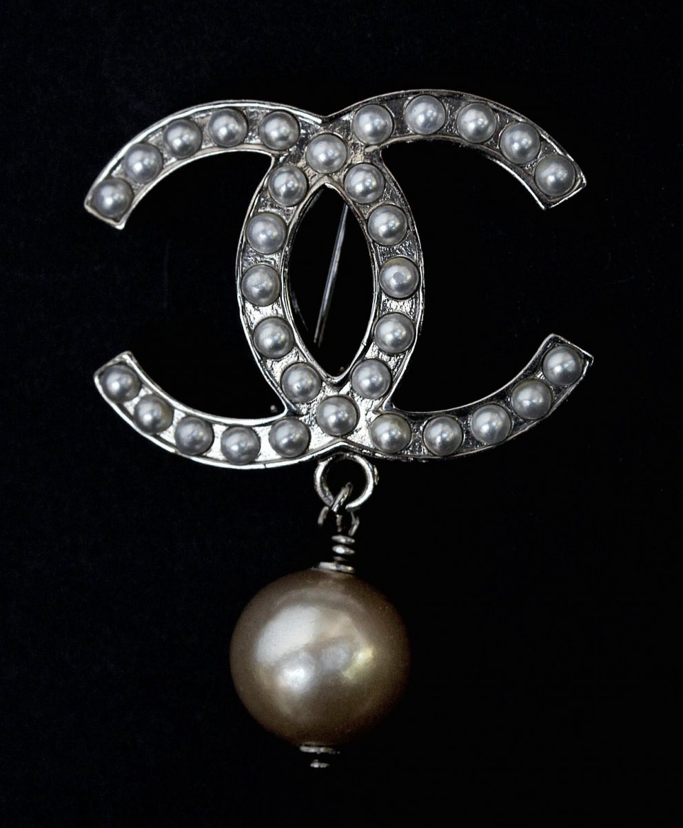 Chanel Suite Of Three Stamped Brooches-photo-2