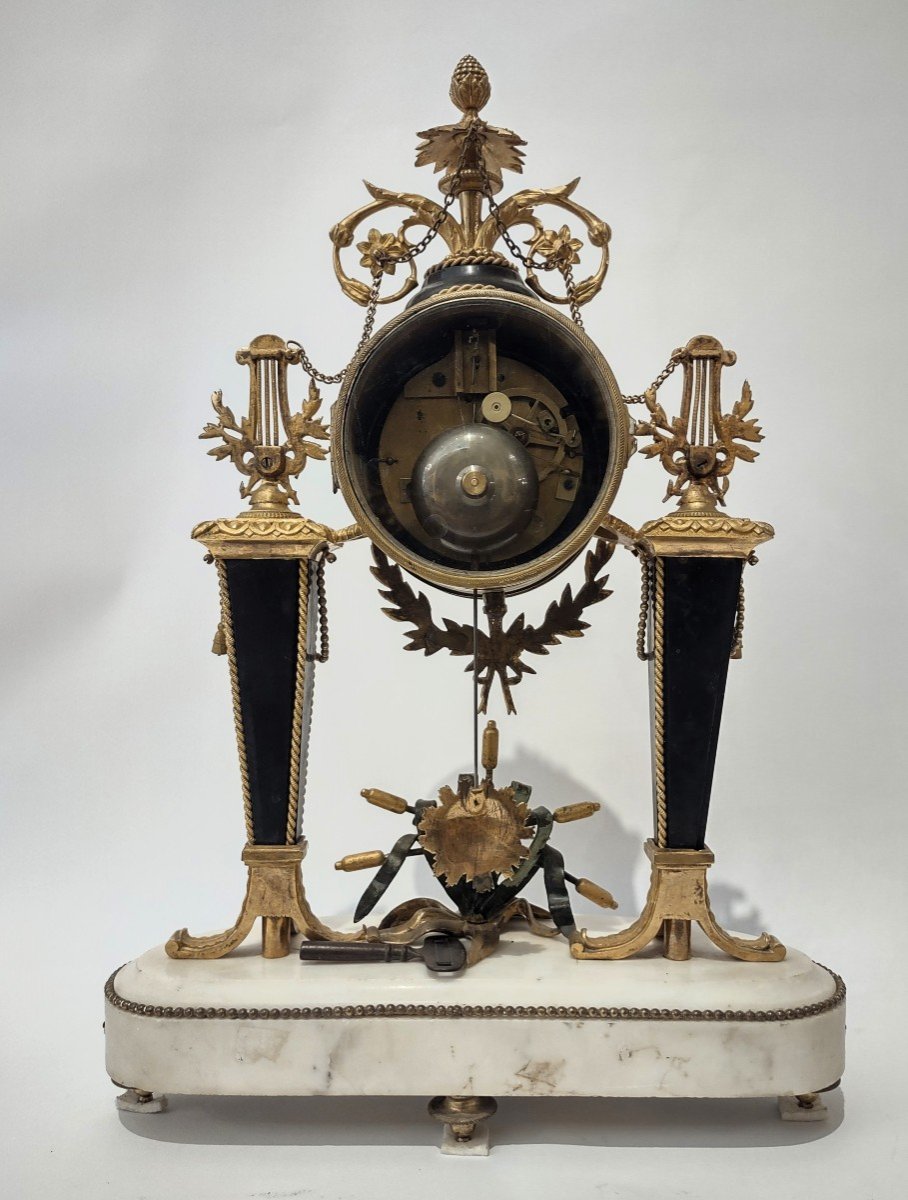  Pendule Louis XVI en marbre et bronze doré-photo-3