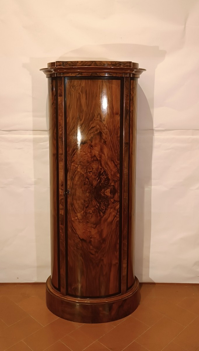 MEUBLE BIEDERMEIER À COLONNE EN NOYER SECONDE MOITIÉ DU 19ème SIÈCLE