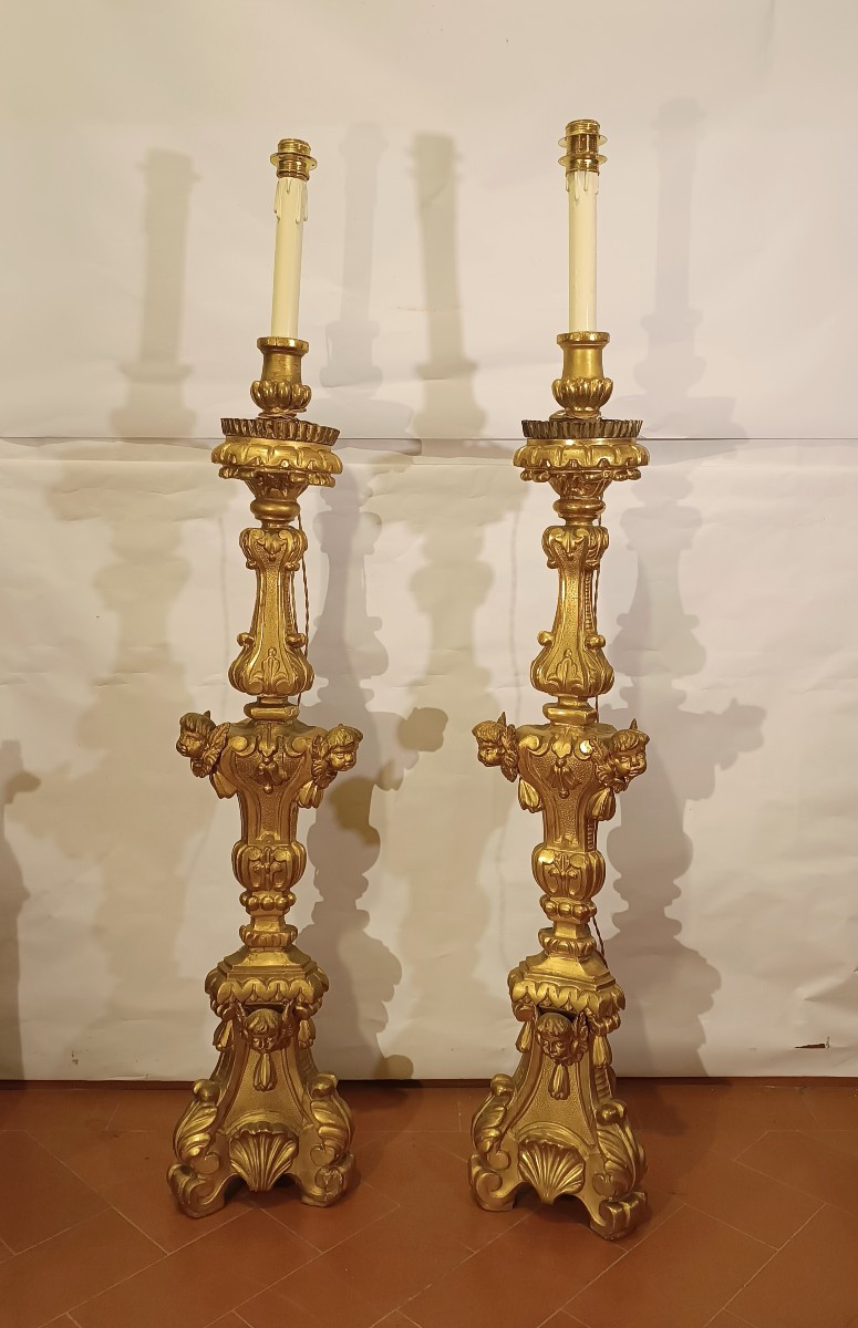 PAIRE DE FLAMBEAUX LOUIS XV DORÉS MILIEU DU 18ème SIÈCLE