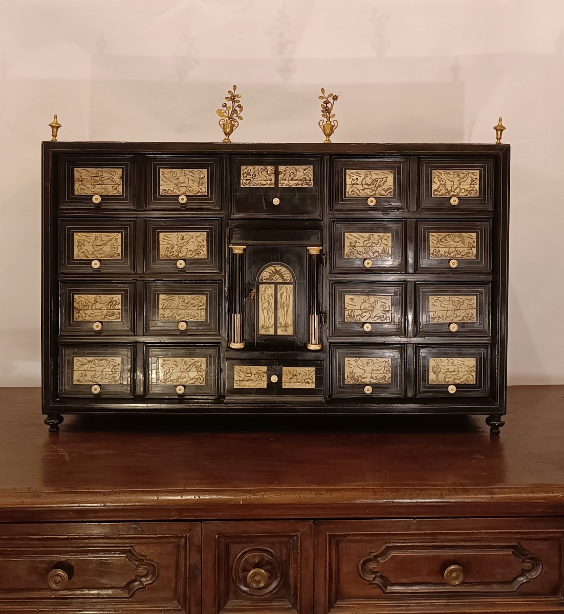 ARMOIRE À MONNAIES EN BOIS NOIRCI FIN DU 18ème SIÈCLE