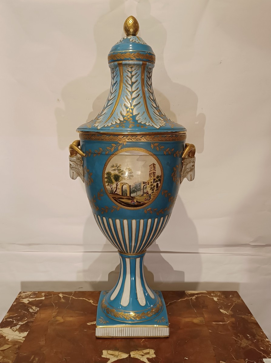VASE EN PORCELAINE BLEUE SECONDE MOITIÉ DU 19ème SIÈCLE
