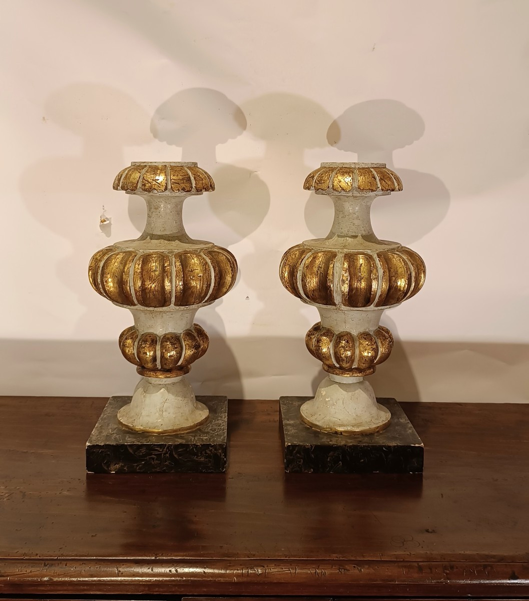 PAIRE DE CANDÉLABRES EN BOIS LAQUÉ ET DORÉ DU 19ème SIÈCLE