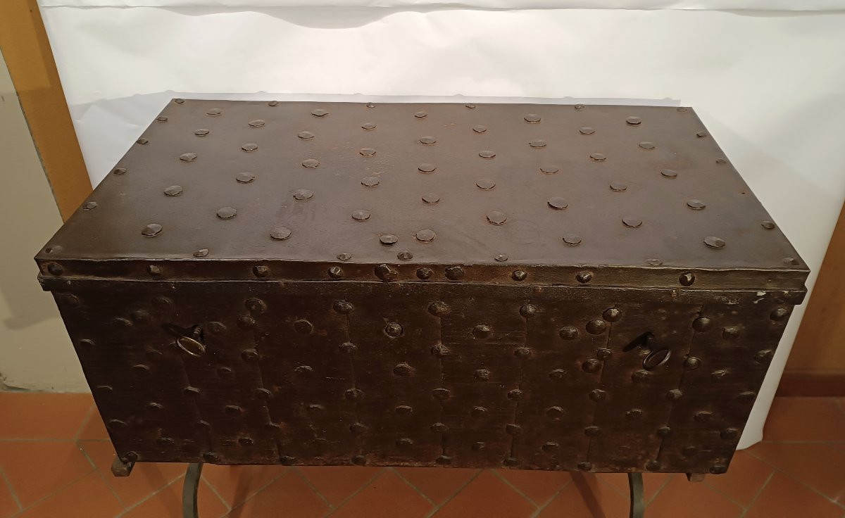 Mid-17th Century Iron Chest-photo-3