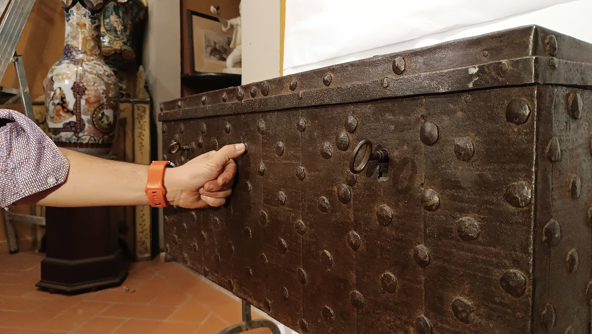 Mid-17th Century Iron Chest-photo-6