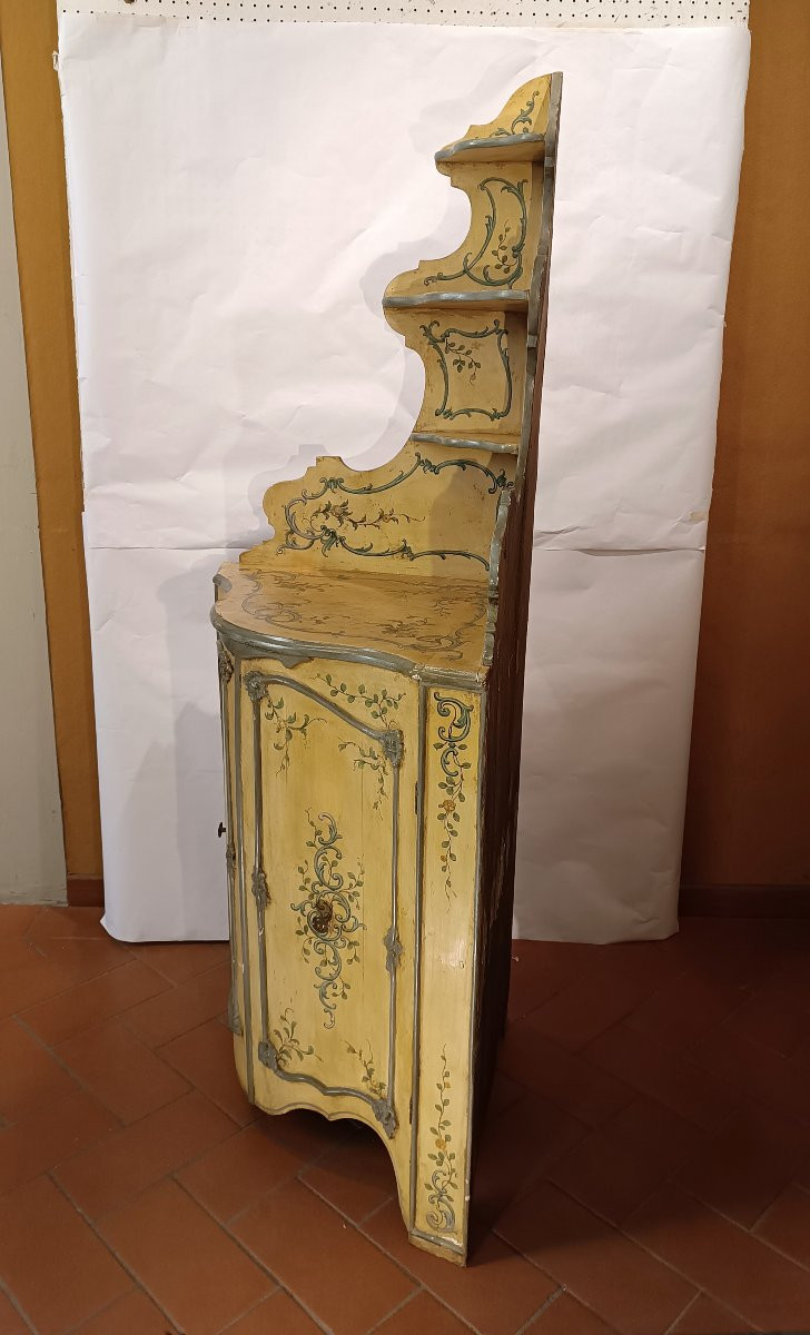 Late 18th-early 19th Century Painted Corner Cabinet-photo-2