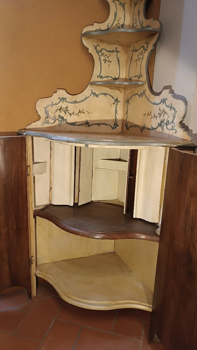 Late 18th-early 19th Century Painted Corner Cabinet-photo-2
