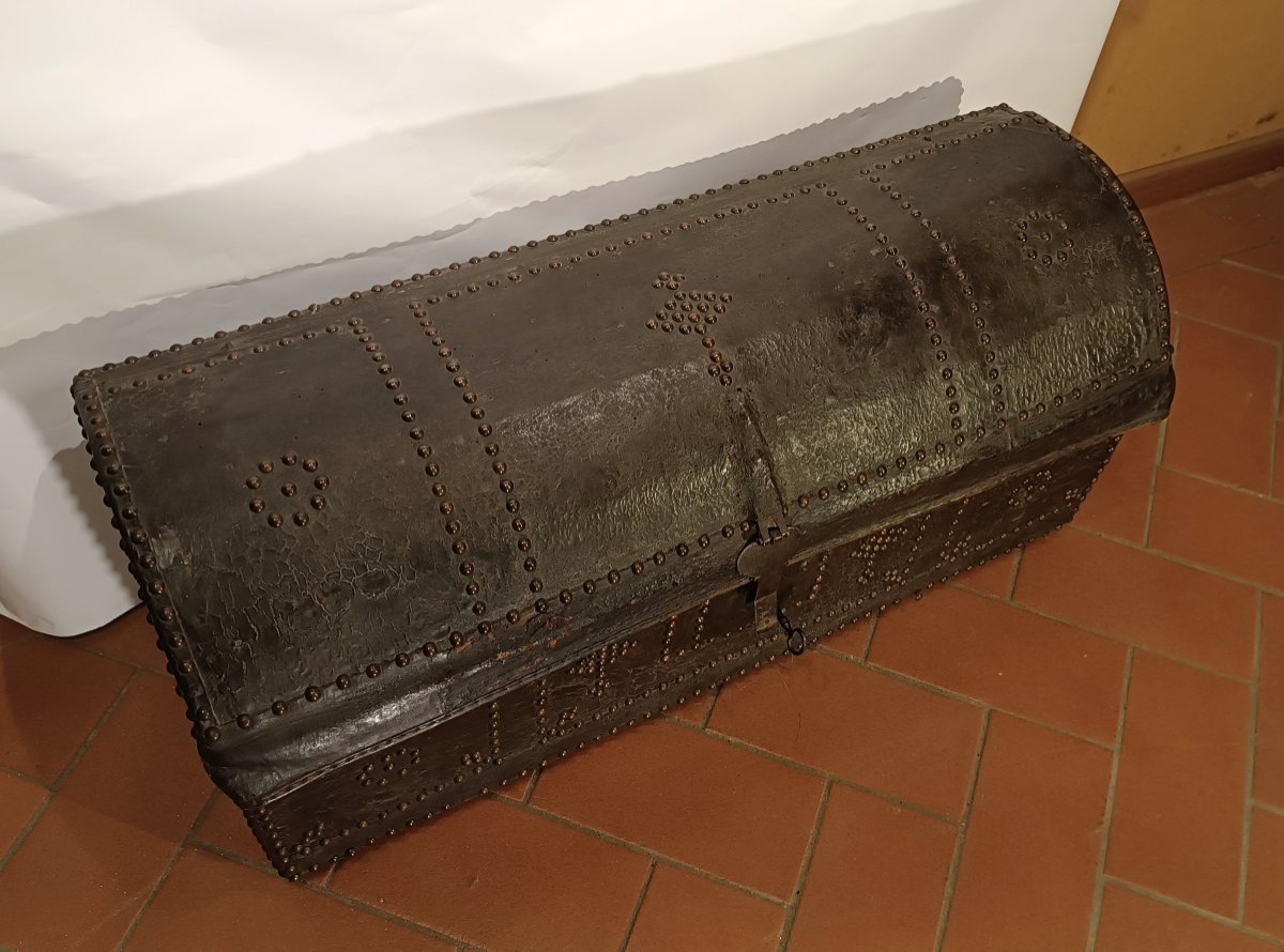 Late 17th Century Leather Carriage Trunk-photo-3