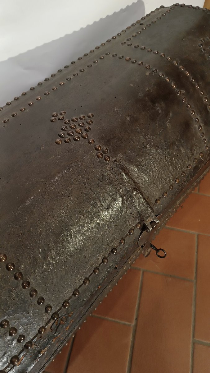 Late 17th Century Leather Carriage Trunk-photo-4
