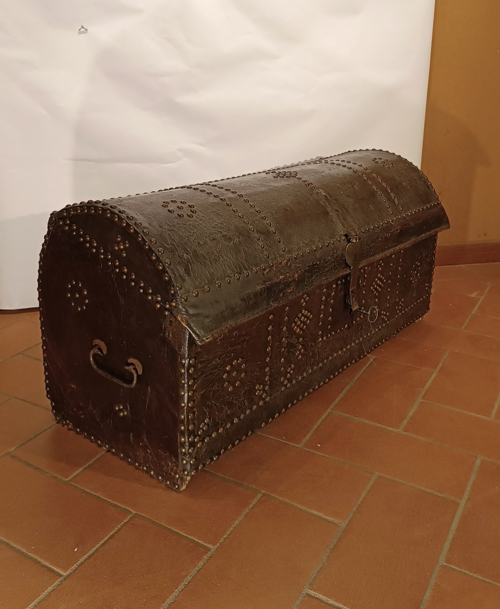 Late 17th Century Leather Carriage Trunk-photo-2