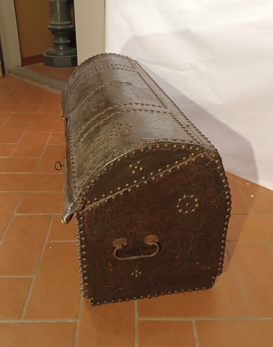 Late 17th Century Leather Carriage Trunk-photo-3