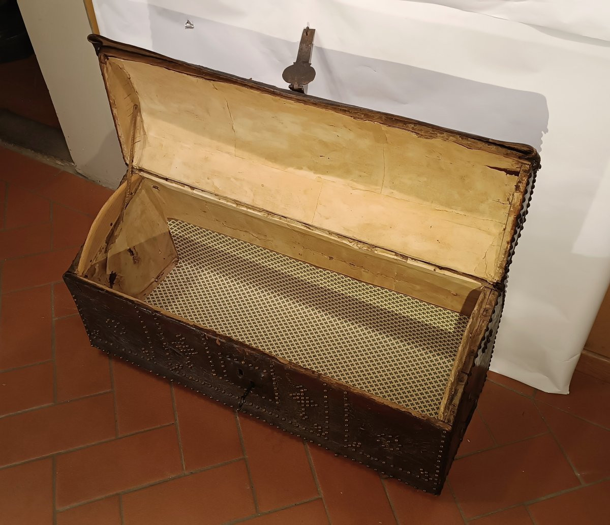 Late 17th Century Leather Carriage Trunk-photo-4