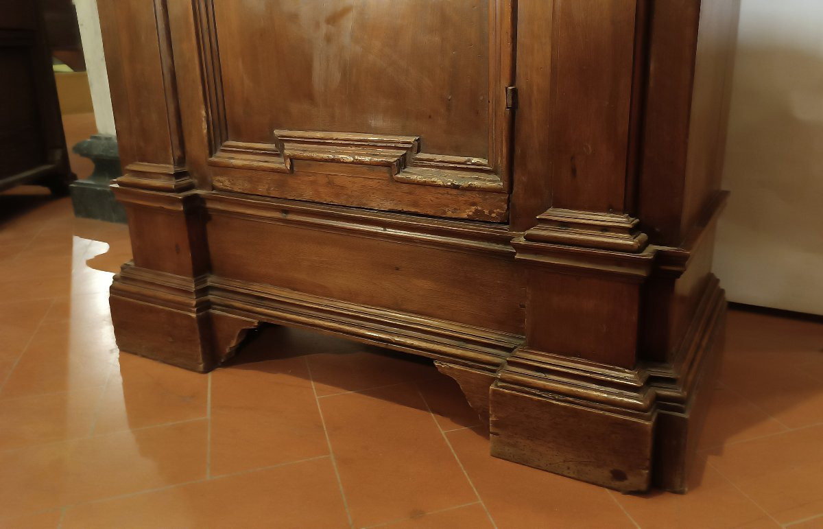 Late 17th Century Walnut Sideboard-photo-3