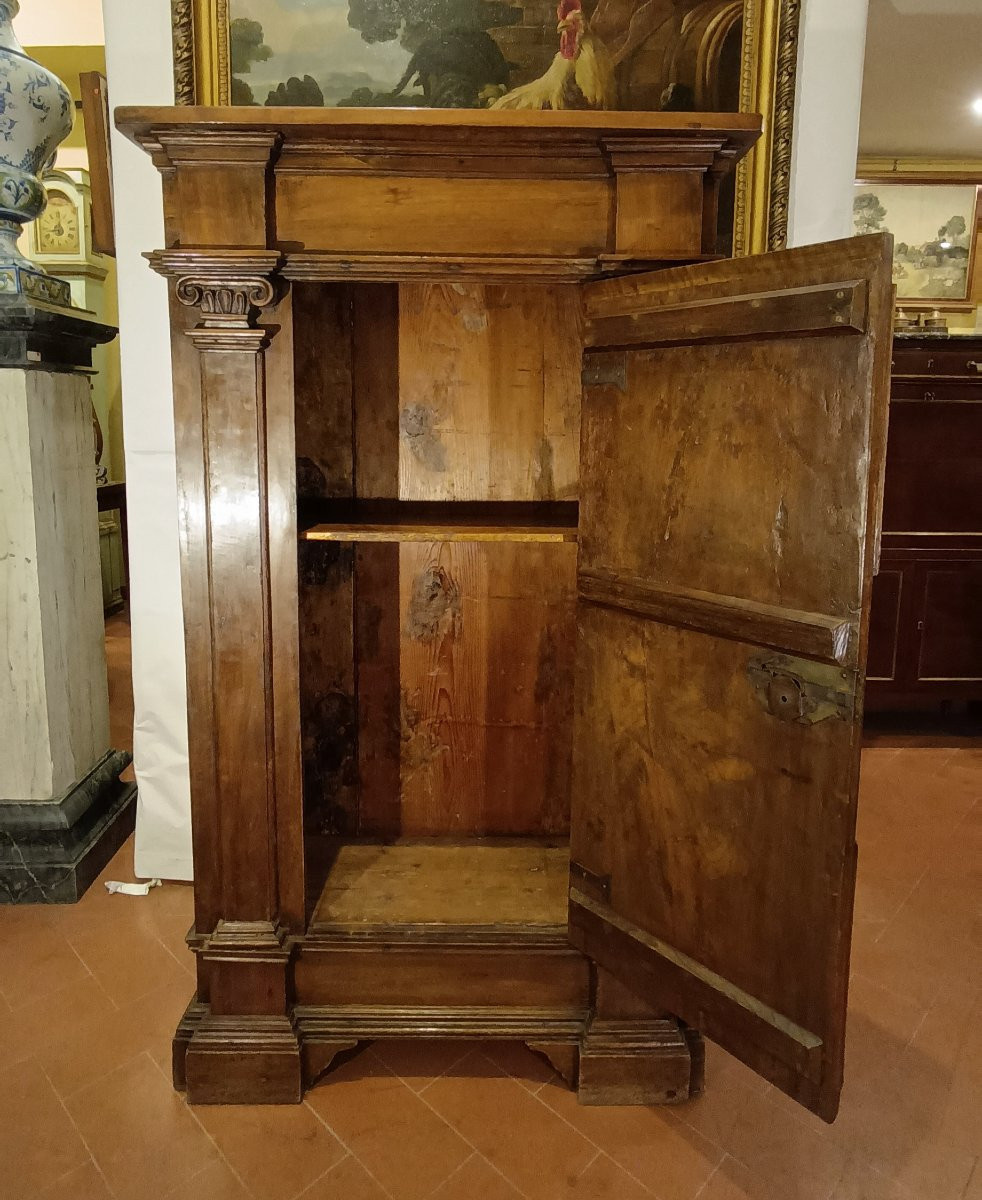 Late 17th Century Walnut Sideboard-photo-7