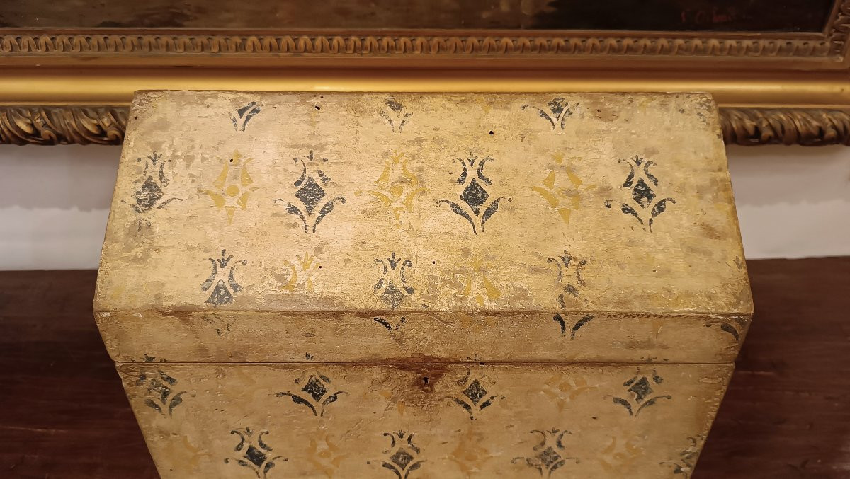 17th Century Small Painted Chest-photo-4