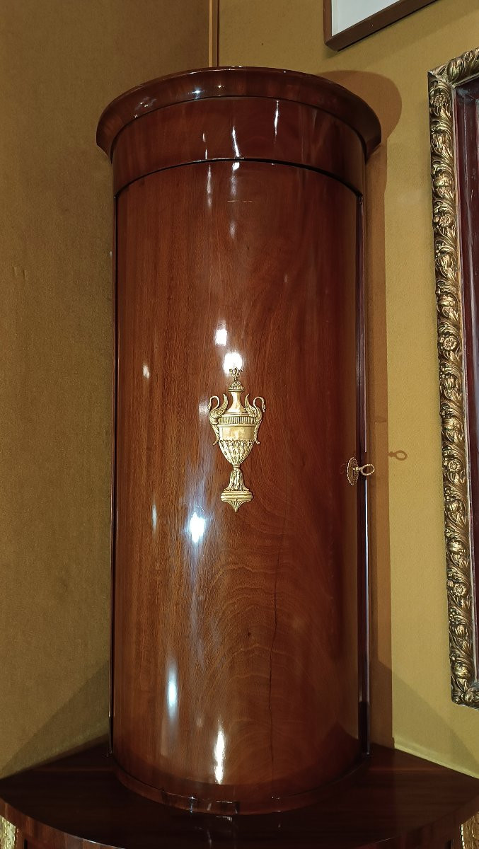 MEUBLE D'ANGLE EMPIRE EN ACAJOU DÉBUT 19ème SIÈCLE.-photo-7