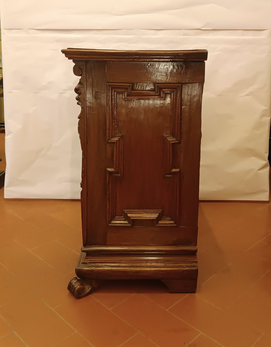 First Half Of The 17th Century Small Walnut Chest Of Drawers With Pilasters-photo-3